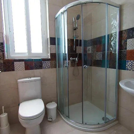F12 1, Private Two Single Beds Shared Bathroom In Shared Flat