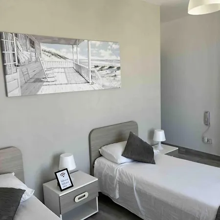 F12 1, Private Two Single Beds Shared Bathroom In Shared Flat 姆西达
