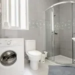 F12 1, Private Two Single Beds Shared Bathroom In Shared Flat *