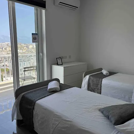 F12 1, Private Two Single Beds Shared Bathroom In Shared Flat Homestay