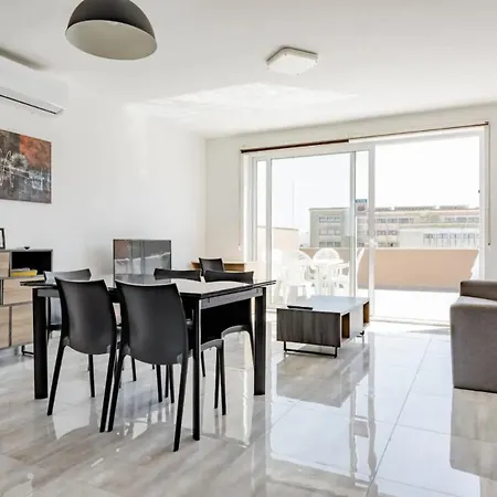 F12 1, Private Two Single Beds Shared Bathroom In Shared Flat * Msida