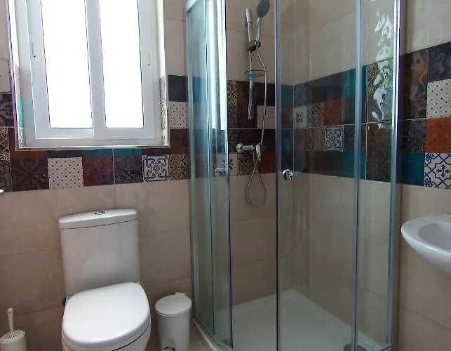 F12 1, Private Two Single Beds Shared Bathroom In Shared Flat